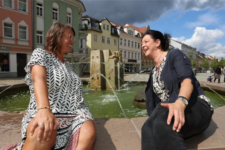 Zwei Frauen bringen die Lebensfreude nach Werdau - Madlen Ostertag (links) und Kerstin Menz freuen sich auf die Messe, die sie organisiert haben. Die Idee dafür kam den beiden Frauen im Frühjahr bei einer Veranstaltung in der Stadthalle.