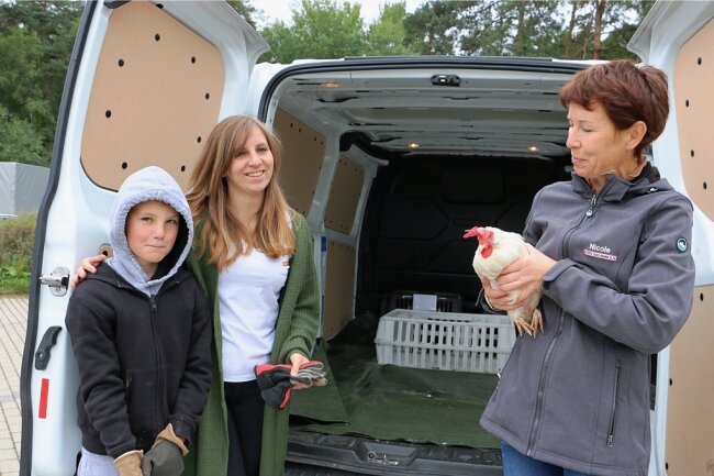 Nicole Felix (rechts) mit einem geretteten Huhn sowie Sabrina Heinke und Sohn Paul beim Verteilen der geretteten Hühner an Leute, die die Tiere auf Lebenszeit aufnehmen. 