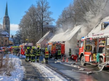 Zwei Frauen verlieren bei Brand ihr Zuhause - Einen Feuerwehreinsatz hat es am Freitagvormittag an der Auerbacher Straße in Falkenstein gegeben. 