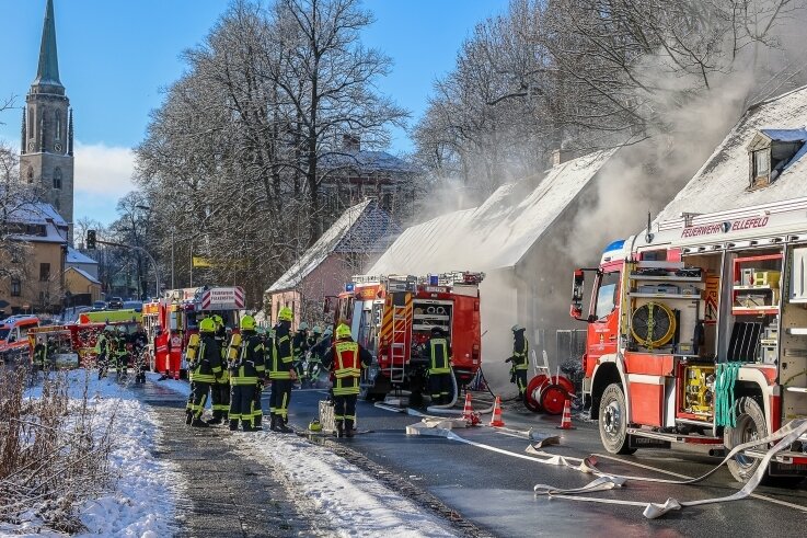 Zwei Frauen verlieren bei Brand ihr Zuhause - Einen Feuerwehreinsatz hat es am Freitagvormittag an der Auerbacher Straße in Falkenstein gegeben. 