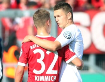 Zwei Freunde gehen getrennte Wege - Bayern-Verteidiger Joshua Kimmich (links) begrüßt CFC-Stürmer Daniel Frahn vor dem Spiel.