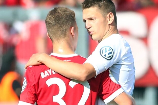 Zwei Freunde gehen getrennte Wege - Bayern-Verteidiger Joshua Kimmich (links) begrüßt CFC-Stürmer Daniel Frahn vor dem Spiel.