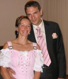 Zwei Freundinnen und eine verspätete Feier - 
              <p class="artikelinhalt">Fränkische Hochzeit: Yvonne Zeibig und Chris Helin. </p>
            