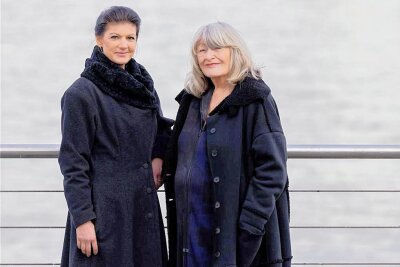 Zwei Friedensdemos der Linken und kein Frieden in der Partei - Die Verfasser des "Manifests für den Frieden", Sahra Wagenknecht (links) und Alice Schwarzer haben zur Friedensdemo vor dem Brandenburger Tor in Berlin aufgerufen. 