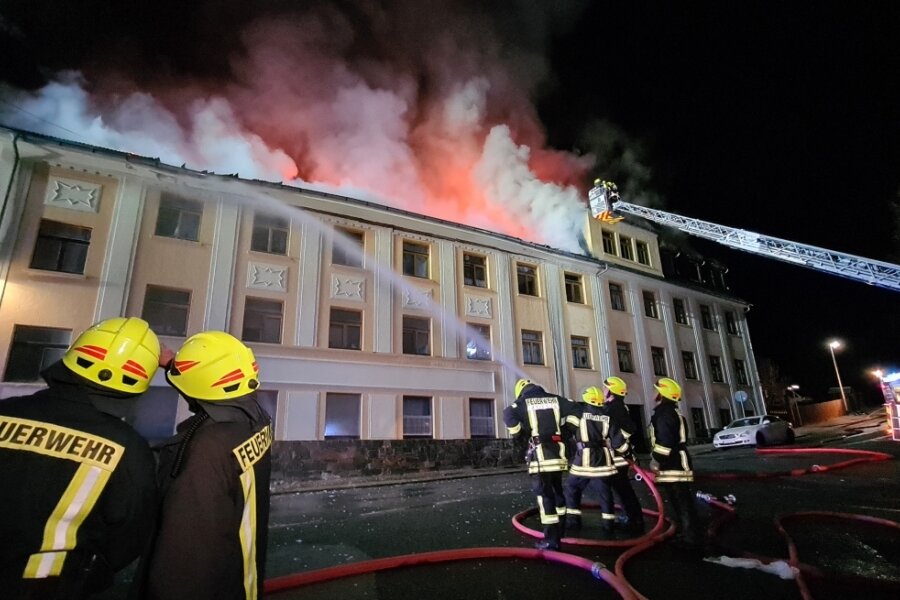 Zwei Hausbrände halten Wehren in Atem - An der Elsterberger Schillerstraße stand ein Mehrfamilienhaus in Flammen. Kräfte neun vogtländischer Wehren ...