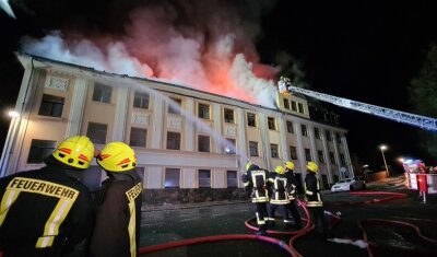 Zwei Hausbrände halten Wehren in Atem - An der Elsterberger Schillerstraße stand ein Mehrfamilienhaus in Flammen. Kräfte neun vogtländischer Wehren ...