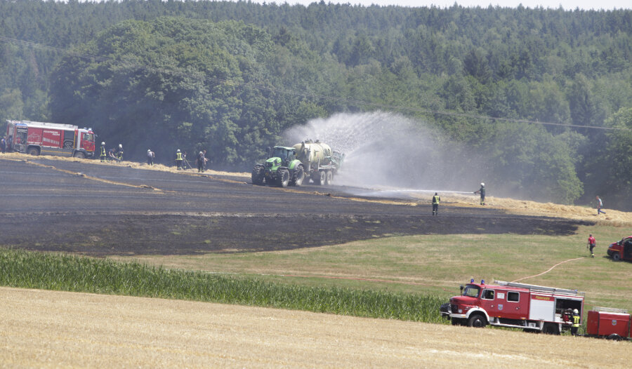 Zwei Hektar in Flammen: Feuerwehr löscht Feldbrand bei Pausa - 