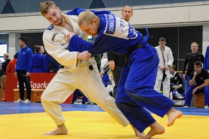 Zwei Ippon-Einzelstarter schaffen es aufs Podest - Bronzemedaillengewinner Martin Jahn (links) vom JV Ippon Rodewisch kämpft hier gegen Jonas Drabow vom Judo Club Jena. 