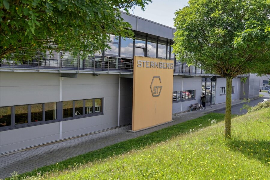 Zwei Jahre nach Insolvenz: Schraubenfabrik in Hohenstein-Ernstthal wieder auf Erfolgskurs - Die Schraubenfabrik Sternberg GmbH ist ein führender Hersteller von Spezialschrauben- und muttern sowie Drehteilen und sitzt an der Hockenheimer Straße in Hohenstein-Ernstthal.