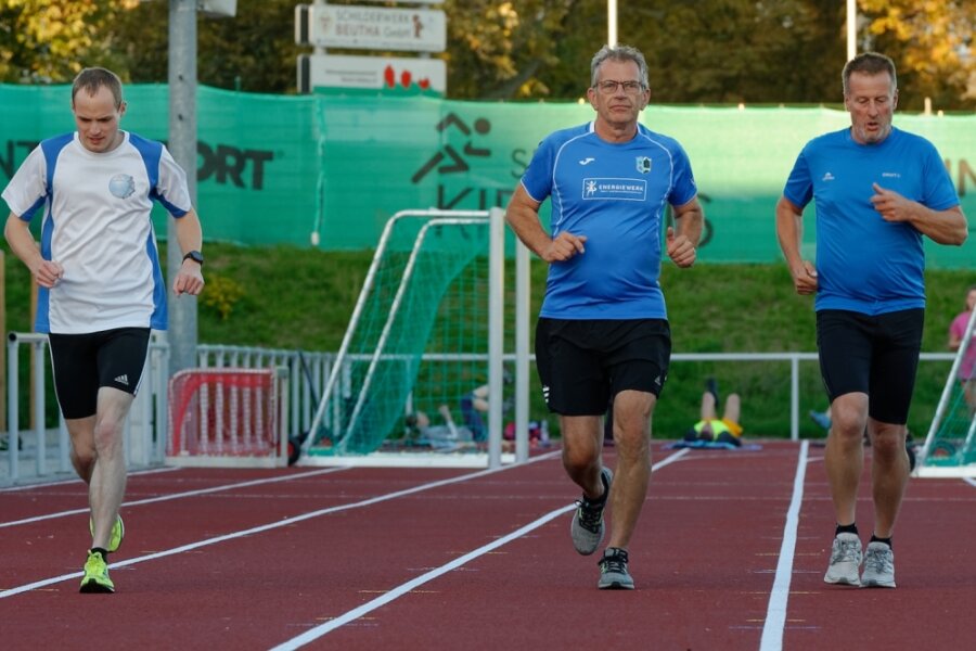Zwei Jahre Pause sind genug - Jens Bock (rechts), sein Sohn Maik (links) und Friedbert Schelter freuen sich auf den 14. Oelsnitzer Lauftag. In den vergangenen beiden Jahren fiel die Sportveranstaltung wegen der Pandemie aus. 