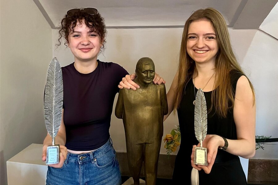 Zwei Jugendjournalismuspreise gehen nach Schwarzenberg - Finja Hedrich (l.) und Fabienné Oelschlägel für ihre Wort- und Bildbeiträge in der Schülerzeitung „Brechtiges“ ausgezeichnet worden.