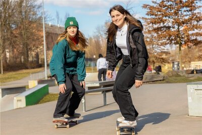 Zwei junge Frauen organisieren Skateboardcontest im Auerbacher Hofaupark - Maya Kraus (links) und Franziska Ahrend wollen am 25. Juni im Hofaupark einen Wettbewerb für Skateboarder ausrichten. Die Organisation so eines Events ist für beide Neuland, doch mit dem "Rollbrett" kennen sie sich aus, sie stehen in ihrer Freizeit regelmäßig darauf, auch im Auerbacher Skatepark.