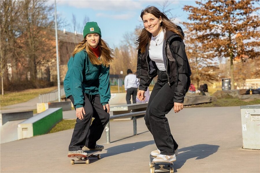 Maya Kraus (links) und Franziska Ahrend wollen am 25. Juni im Hofaupark einen Wettbewerb für Skateboarder ausrichten. Die Organisation so eines Events ist für beide Neuland, doch mit dem "Rollbrett" kennen sie sich aus, sie stehen in ihrer Freizeit regelmäßig darauf, auch im Auerbacher Skatepark.