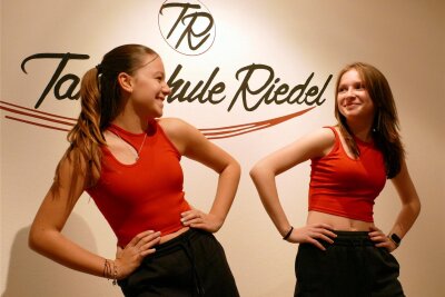 Zwei junge Hip-Hop-Tänzerinnen aus Gornau sorgen in Sachsen für Furore - In ihrer Gornauer Tanzschule arbeiten Mailin Krauß (links) und Danja Süß jede Woche an ihren Bewegungsabläufen und an der Choreografie.