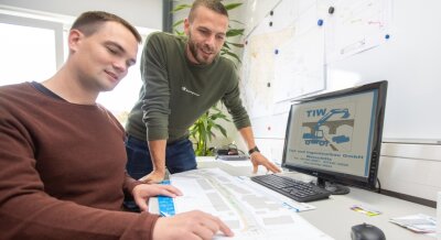 Zwei junge Männer managen jetzt Weischlitzer Baufirma - TIW-Chef Woldemar Buchmüller (rechts) und sein künftiger Co-Geschäftsführer Lucas Ottiger haben am gleichen Tag Geburtstag. 