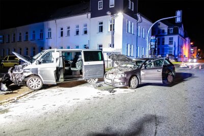 Zwei Kinder bei Unfall im Erzgebirge verletzt - Beim Unfall in Zwönitz gab es mehrere Verletzte.