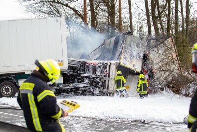 Zwei Lasterfahrer sterben bei Kollision bei Plauen - A72 Richtung Zwickau gesperrt - 