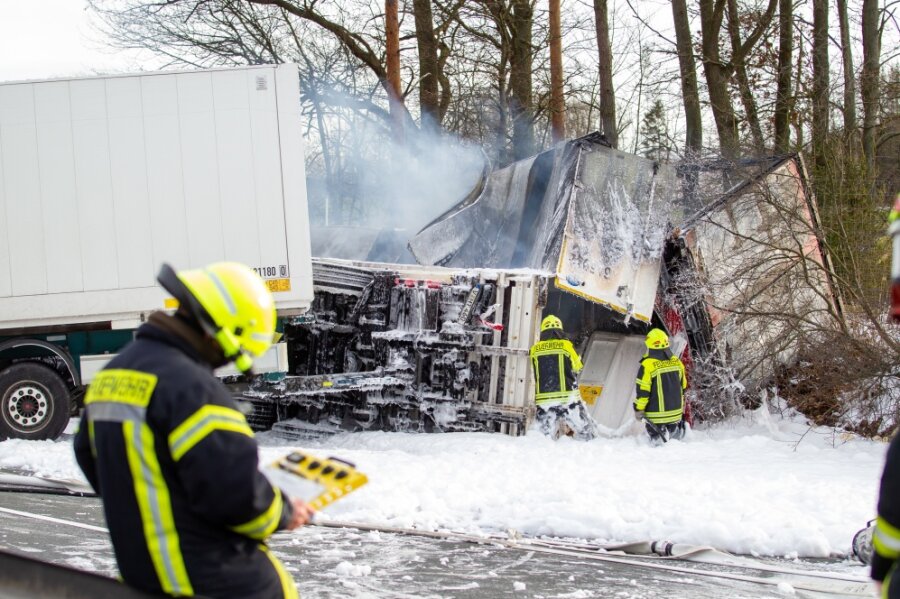 Zwei Lasterfahrer sterben bei Kollision bei Plauen - A72 Richtung Zwickau gesperrt - 