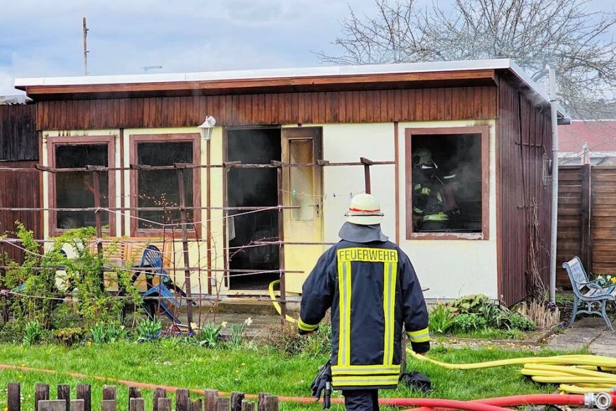Zwei Lauben geraten in Zwickau-Marienthal in Brand - Die Feuerwehr musste am Dobnnerstag zu zwei Laubenbränden in Marienthal ausrücken. 