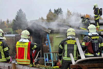 Zwei Laubenbrände binnen einer Stunde in Zwickau - Die Feuerwehrleute konnten den Brand in der Anlage „Naturfreunde“ schnell löschen. Trotzdem wurde die Laube stark beschädigt.