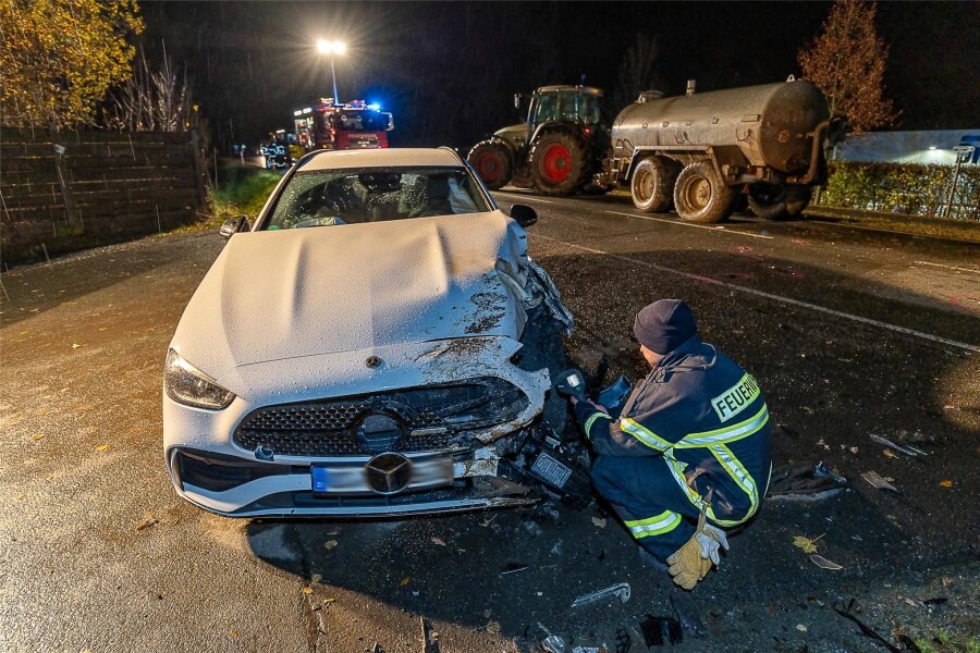 Zwei Leichtverletzte und knapp 61.000 Euro Schaden bei Unfall in Treuen - Bei einem Unfall in Treuen wurden am Mittwoch zwei Personen leicht verletzt.