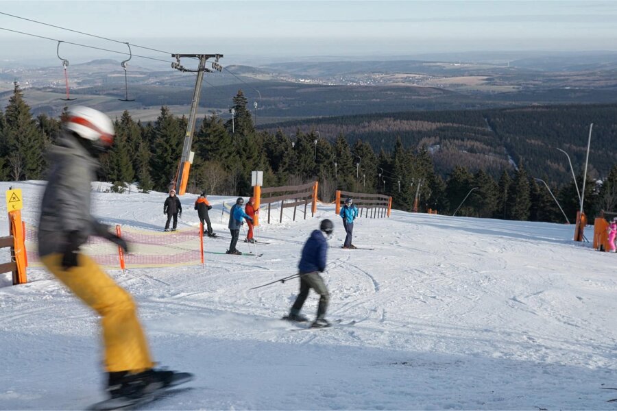 Zwei Lifte stellen Betrieb vorerst ein: Nachtskilauf am Fichtelberg abgesagt - Skifahren am Fichtelberg (Archivfoto) ist weiter möglich, aber es sind zurzeit zwei Lifte nicht in Betrieb.