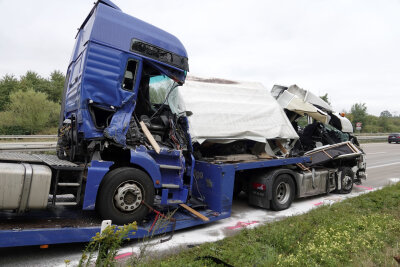 Zwei Lkw-Fahrer bei Unfall auf A4 bei Chemnitz-Glösa schwer verletzt - 