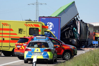 Zwei Lkw-Fahrer sterben nach Unfall auf A4 - Autobahn Richtung Chemnitz gesperrt - 