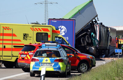 Zwei Lkw-Fahrer sterben nach Unfall auf A4 - Autobahn Richtung Chemnitz gesperrt - 