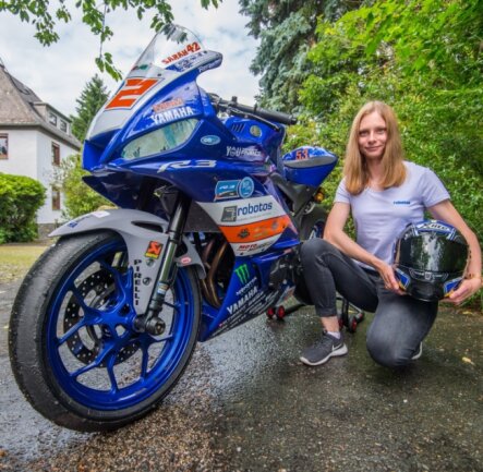 Linn Vogel (links) und Sarah Göpfert aus Neukirchen haben mit ihren Rennmotorrädern noch viel vor.