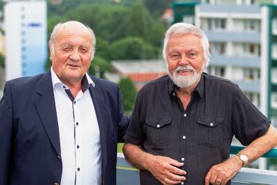 Zwei Männer wollen DDR-Leuchtreklame für Plauener Spitze retten - Eberhard Eisel (rechts) und Peter Albig glauben, einen Standort für die traditionsreichen Metallbuchstaben gefunden zu haben.