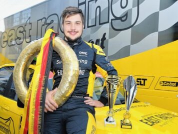 Zwei Meistertitel als Werbung in eigener Sache - Rennfahrer Max Günther aus Hohenstein-Ernstthal präsentiert stolz seine neuen Trophäen. 