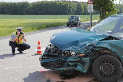Zwei Menschen bei Unfall in Chemnitz-Euba verletzt - 