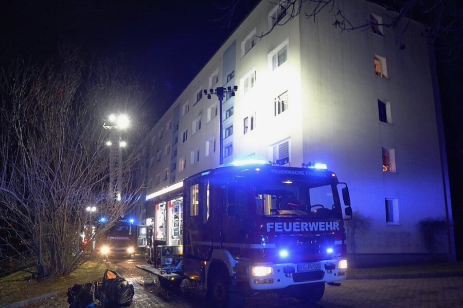 Eine Mietwohnung an der Mendelejewstraße in Freiberg geriet am Neujahrstag in Brand. Für die Bewohnerin kam jede Hilfe zu spät.