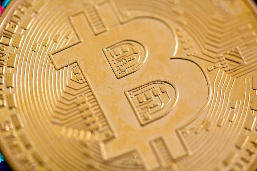Zwei Milliarden Euro von Raubkopierern für Sachsen-Haushalt? Justiz beschlagnahmt höchste Summe in der Bundesgeschichte - Diese goldfarbene Münze soll die Kryptowährung Bitcoin symbolisieren.