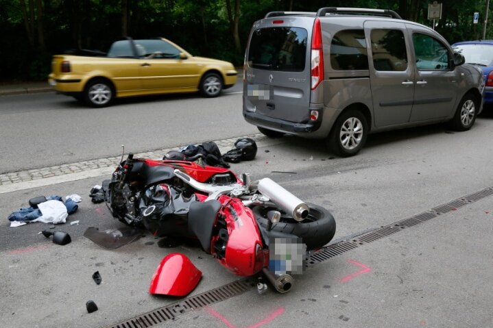 Zwei Motorradfahrer bei Unfällen schwer verletzt - 