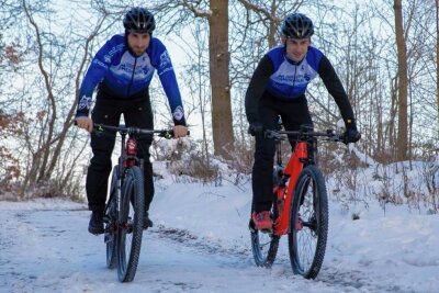 Zwei mountainbikeverrückte Mittelsachsen: Aus dem Schnee in die Sonne Afrikas - Eric Rudolph (links) und Sven Püschel beim Training im Schnee. Ab Sonntag geht es in Südafrika über staubige Pisten. 