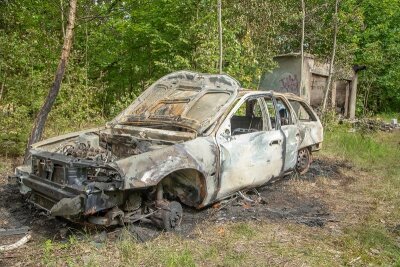 Zwei mutmaßliche Brandstiftungen in Lengenfeld - Neben der Scheune brannten in Lengenfeld auch eine leerstehende Doppelgarage und abgemeldeter Ford Mondeo.