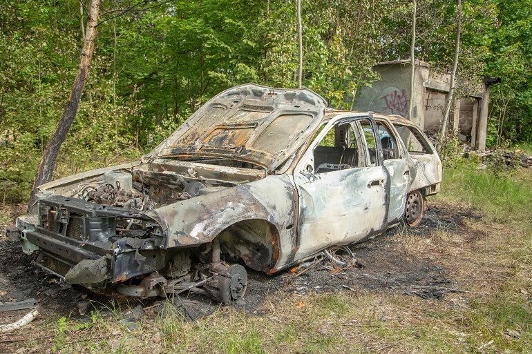 Zwei mutmaßliche Brandstiftungen in Lengenfeld - Neben der Scheune brannten in Lengenfeld auch eine leerstehende Doppelgarage und abgemeldeter Ford Mondeo.