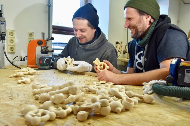Zwei Neu-Chemnitzer produzieren schadstofffreies Spielzeug - David Müller (links) und Tino Hartrampf in ihrer Holzwerkstatt. Hier geben sie Greiflingen, die zugleich auch Beißring und Rassel sind, den letzten Schliff. Auf Farben und Lacke wird dabei ganz verzichtet. 