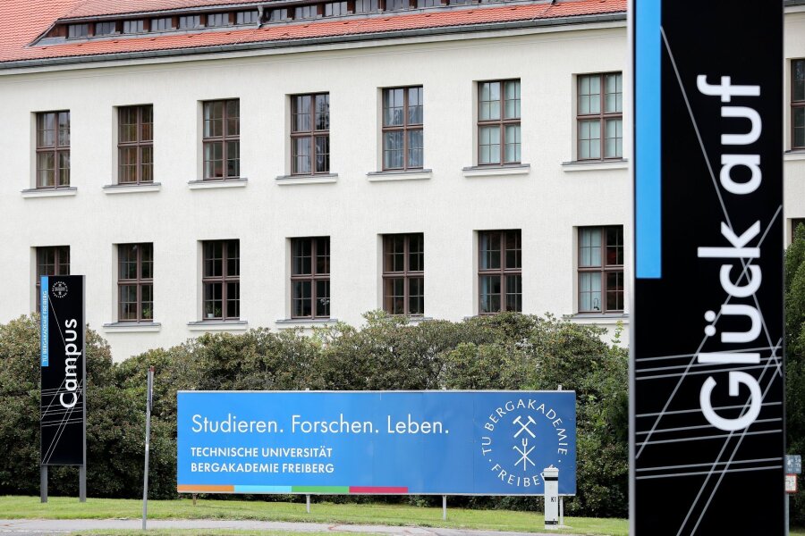 Zwei neue Laborflügel in Freiberg eingeweiht - "Glück auf" steht auf einem Schild der Technischen Universität Bergakademie Freiberg vor dem Karl-Kegel-Bau in Freiberg (Sachsen).