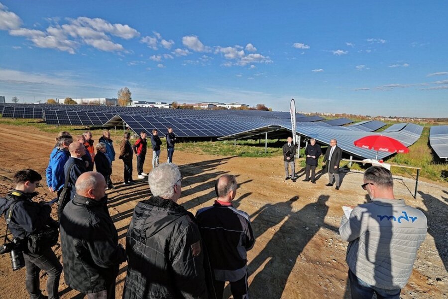 Zwei neue Solarparks für Meerane: Module, die nach Osten und Westen ausgerichtet sind, erzeugen Strom für 2280 Haushalte - Die Solarpark-Einweihung fand am Dienstagmittag statt. 