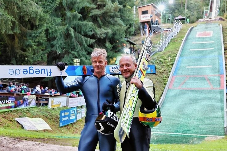 Arne Schmidt (l.) und Tino Ranft vom Wintersportverein Grüna starteten kürzlich bei der Senioren-Weltmeisterschaft im slowenischen Planica. Auch beim Abendsprunglauf präsentierten sie auf der Gussgrundschanze jeweils drei Sprünge. 