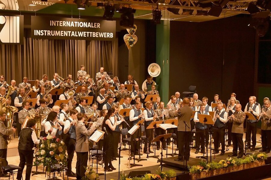 Zum Finale spielten Musiker des Heeresmusikkorps Veitshöchheim und des Blasorchesters Markneukirchen gemeinsam - im Foto unter Leitung von Oberstleutnant Roland Kahle. 