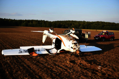 Zwei Personen bei Absturz von Kleinflugzeug leicht verletzt - 