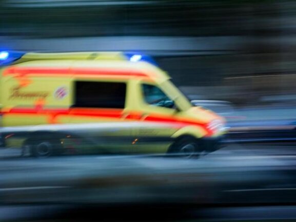 Zwei Personen bei Unfall in Schwarzenberg schwer verletzt - 