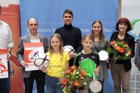 Zwei Schulen mit Sporttitel geehrt - Die Freude über den Titel "Sportfreundliche Schule" war bei den Vertretern des Brand-Erbisdorfer Cottagymnasiums und der Freiberger Grundschule "Gottfried Silbermann" am Dienstag groß. 