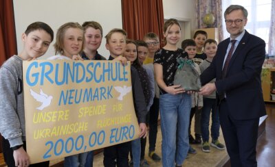 Zwei Schulen spenden für Ukraine-Hilfe -  In Neumark übergab Ida Demmler aus der Klasse 4b dem Reichenbacher Oberbürgermeister Raphael Kürzinger (CDU) den Erlös von 2000 Euro.