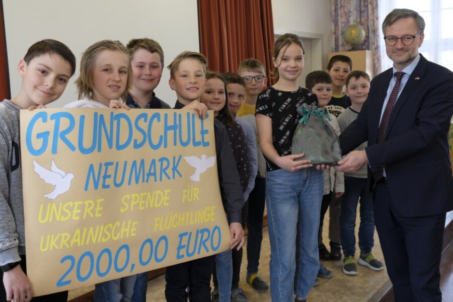 Zwei Schulen spenden für Ukraine-Hilfe -  In Neumark übergab Ida Demmler aus der Klasse 4b dem Reichenbacher Oberbürgermeister Raphael Kürzinger (CDU) den Erlös von 2000 Euro.