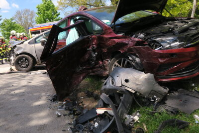 Zwei Schwerverletzte bei Autounfall in Grünhain-Beierfeld - 